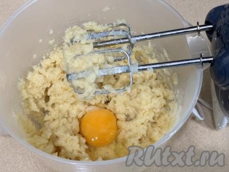 Перемешать заварное тесто миксером (или лопаткой) до полного вмешивания яйца, затем добавить ещё 1 яйцо и снова хорошо вымесить тесто миксером (или лопаткой).