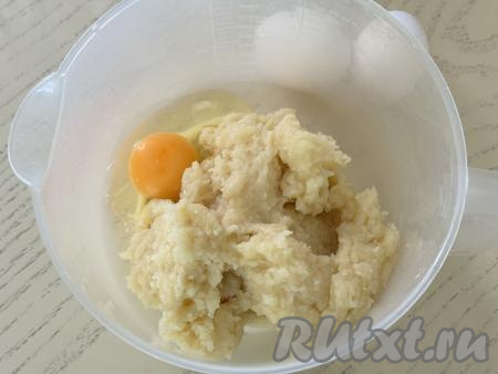 Переложить тесто в чашу миксера, остудить в течение 5-7 минут. Добавить 1 яйцо.&nbsp;