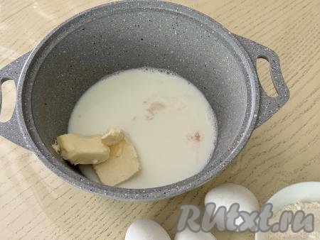 В кастрюлю влить молоко, добавить масло, сахар и ванильный сахар.&nbsp;