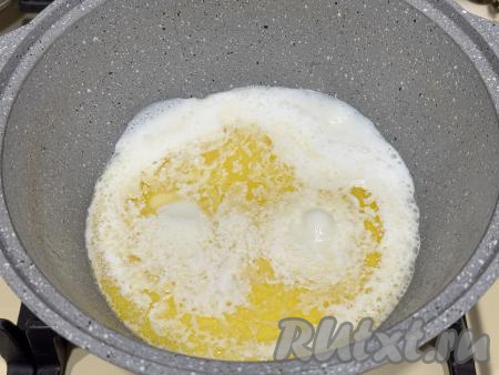 Поставить кастрюлю на средний огонь и, периодически перемешивая, довести смесь до кипения и полного растворения масла.&nbsp;
