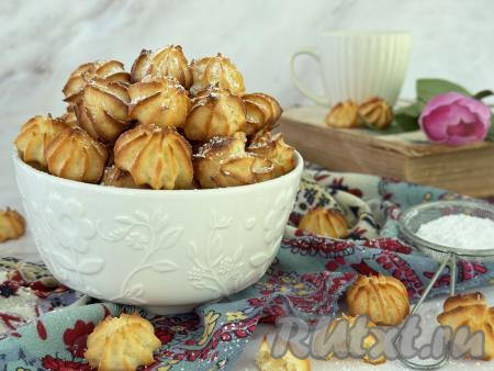 Готовое печенье достать из духовки, полностью остудить, переложить на тарелку, по желанию, присыпать сахарной пудрой и подать к чаю.&nbsp;