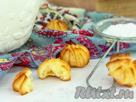 Печенье, приготовленное из заварного теста в домашних условиях, получается нежным, пористым внутри, аппетитным. Эта вкусная выпечка всегда служит приятным дополнением и к чаю, и к кофе, и к молоку.