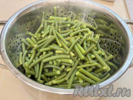 Отваренные чесночные стрелки откинуть на дуршлаг, лишней воде дать стечь.