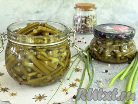 После того как эта закуска&nbsp;промаринуется в холодильнике 5-6 часов, её можно будет подавать к столу. Очень вкусные, в меру острые, пикантные&nbsp;маринованные стрелки чеснока быстрого приготовления можно подать в качестве дополнения к мясу, птице, различным гарнирам.&nbsp;