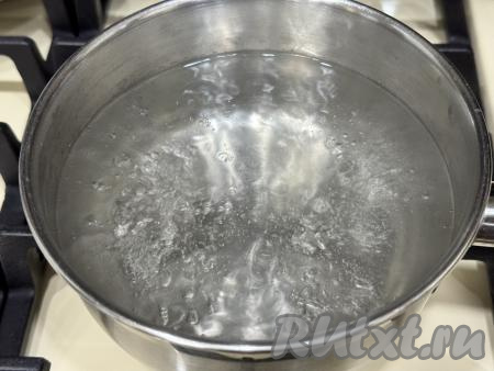 Для приготовления маринада для чесночных стрелок нужно влить в кастрюлю 500 миллилитров воды, добавить соль и сахар, перемешать, поставить на сильный огонь, довести до кипения.&nbsp;