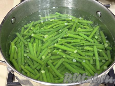 В кастрюлю влить примерно 1,5 литра, поставить на огонь, довести до кипения. Выложить стрелки в кипящую воду, снова дать воде закипеть, уменьшить огонь, варить 10 минут (стрелки должны стать достаточно мягкими, но хорошо держать форму).