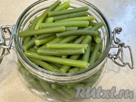 Можно выложить стрелки в банку или глубокую миску. Я разложила по двум банкам. Банки можно не стерилизовать, так как эту закуску уже через несколько часов будем подавать на стол.&nbsp;