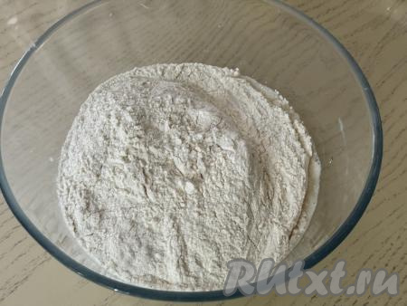 Всыпать 200 грамм просеянной муки и соль, перемешать тесто столовой ложкой.&nbsp;