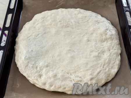 Вторую часть теста тоже раскатать в круг диаметром 30 сантиметров, выложить поверх теста с начинкой, хорошо скрепить края теста.&nbsp;