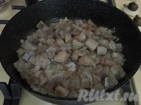 Филе минтая нарезать на кубики с размером стороны примерно 1 сантиметр. К луку, обжаренному до прозрачности, добавить нарезанное филе минтая, перемешать.&nbsp;