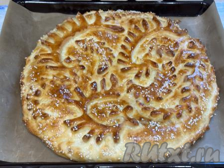 Готовый пирог достать из духовки, прикрыть полотенцем, дать немного остыть.&nbsp;