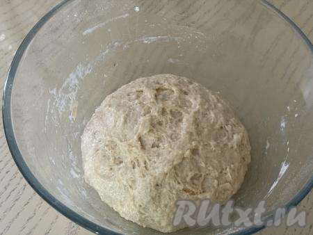 Вымешивать тесто руками нужно не менее 7 минут. Тесто должно получиться гладким, приятным в работе, не липнущим к рукам. Как только добились нужной консистенции теста, значит больше муку добавлять не нужно. Миску с тестом затянуть плёнкой (или прикрыть полотенцем) и поставить в тёплое место на 1,5 часа (до увеличения в объёме в 2-3 раза).&nbsp;