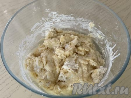 Частями добавляя оставшуюся просеянную муку, каждый раз хорошо перемешивать дрожжевое тесто для пирога ложкой. А после того как тесто начнёт собираться в ком, продолжать вымешивать его руками, всыпая понемногу муку только по мере необходимости.&nbsp;