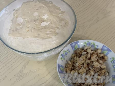 Переложить начинку из минтая на тарелку, дать остыть. По прошествии 1,5 часов тесто хорошо поднимется.&nbsp;