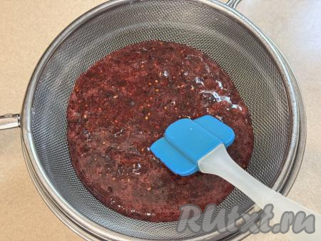Для того чтобы избавиться от косточек и шкурок, нужно взять небольшую миску, поверх неё поставить сито. Частями выкладывая пюре из жимолости в сито, с помощью лопатки (или столовой ложки) протереть ягодное пюре через сито. В сите останутся практически сухие шкурки и косточки, а в миске будет находиться однородное процеженное пюре из жимолости.&nbsp;&nbsp;