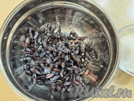 Пока агар-агар "отдыхает", займёмся ягодами. 150 грамм подготовленной жимолости нужно выложить в достаточно глубокую миску.&nbsp;