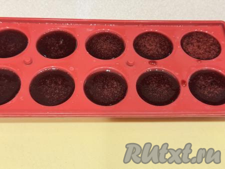 Горячую массу, для того чтобы её удобно было распределять по формочкам, вначале можно перелить в мерный стакан с носиком, а затем сразу разлить по небольшим силиконовым формочкам. Оставить на столе на 30 минут. Затем поставить форму с мармеладом из жимолости на 2-3 часа (до полного застывания) в холодильник.&nbsp;&nbsp;