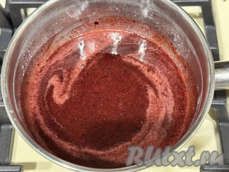 В кастрюлю с закипевшим агар-агаром добавить протёртое пюре из жимолости, перемешать.&nbsp;