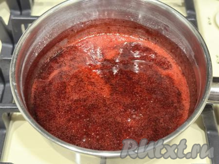 Периодически перемешивая, довести до кипения и варить ягодную массу 2 минуты на небольшом огне, часто перемешивая.&nbsp;