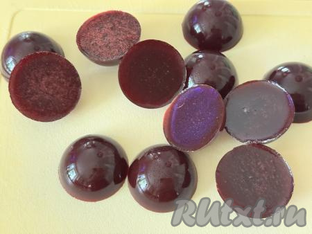 Готовый застывший мармелад достать из формы.&nbsp;