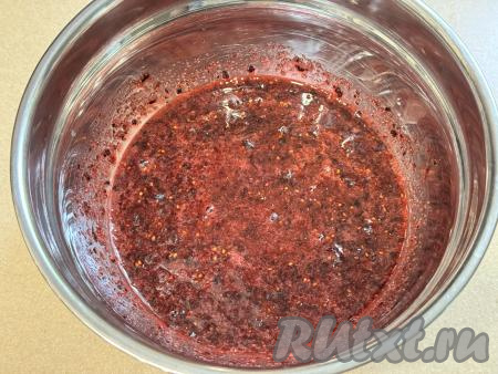 Пробить жимолость с сахаром погружным блендером до получения однородного пюре.&nbsp;