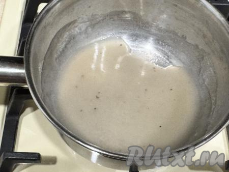 Поставить кастрюльку с агар-агаром на средний огонь, периодически перемешивая, довести до кипения.&nbsp;