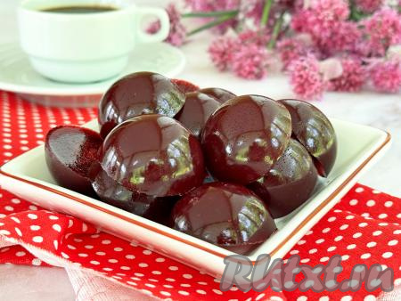 Нежный, очень вкусный мармелад из жимолости, приготовленный с добавлением агар-агара, подать к чаю или кофе.&nbsp;