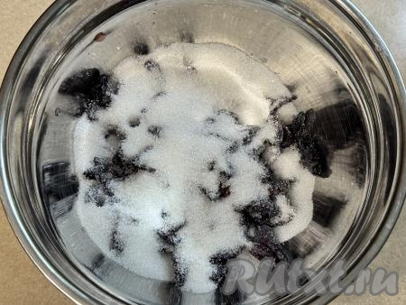 Всыпать к ягодам сахар.&nbsp;