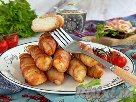 Вкусное, сочное, аппетитное куриное филе в беконе переложить из аэрогриля на тарелку и в горячем виде подать к столу.