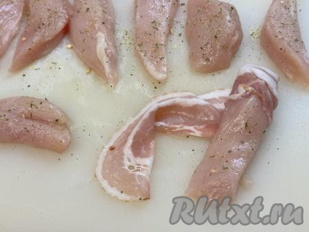 Каждый кусочек куриного филе обмотать полоской бекона, наматывая бекон немного внахлёст.&nbsp;