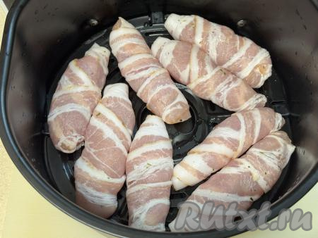 Выложить куриное филе, завёрнутое в бекон, на решётку аэрогриля.&nbsp;