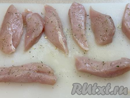 Посолить кусочки куриного мяса по вкусу, поперчить (или посыпать любыми специями на ваш выбор).&nbsp;