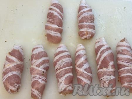 Постепенно обернуть в бекон все кусочки мяса курицы.&nbsp;
