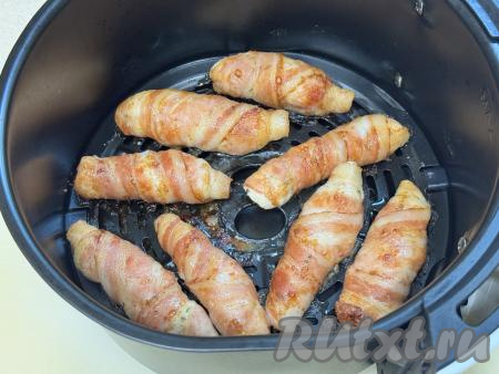 Выставить режим 180 градусов на 20 минут, запекать мясо в закрытом аэрогриле до золотистого цвета.