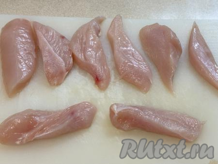 Нарезать куриное филе на 8 полосок.&nbsp;