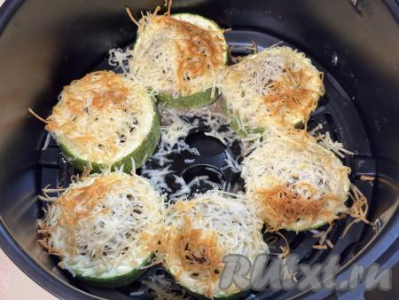 Выставить температуру в аэрогриле 160 градусов. Запекать кабачки, фаршированные фаршем, в течение 10 минут (до готовности кабачков, они должны легко прокалываться зубочисткой, сыр должен полностью расплавиться).&nbsp;