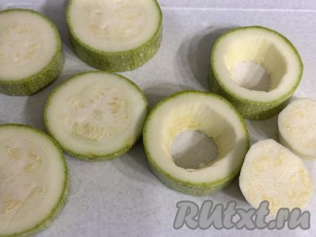 Кабачок нарезать на кружочки толщиной 2 сантиметра. У меня получились 6 кружочков. Вырезать серединку кабачка, чтобы остался бортик с мякотью. Вырезанную серединку я не использовала.