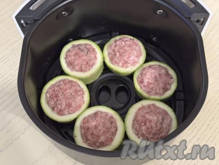 Выложить фаршированные кабачки с фаршем на решётку аэрогриля.&nbsp;