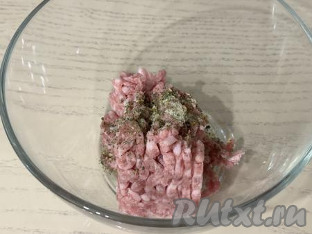 Фарш выложить в миску, посолить и поперчить по вкусу, хорошо перемешать.&nbsp;
