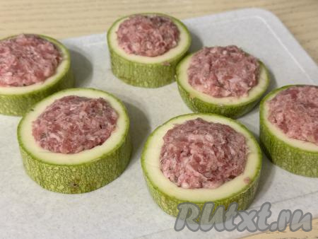 Разделить фарш на 6 равных частей и наполнить середину каждого кабачка фаршем.&nbsp;