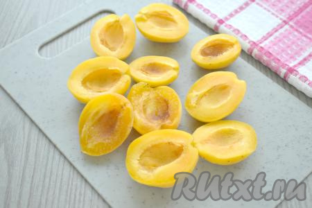 Достаём слоёное тесто из морозилки, оставляем его размораживаться при комнатной температуре (ориентировочно минут на 30, тесто должно стать достаточно мягким). Для этой выпечки можно взять и дрожжевое слоёное тесто (в этот раз я его и использовала), и бездрожжевое слоёное тесто. Абрикосы моем, даём им немного обсохнуть. Разрезаем абрикосы пополам, удаляем косточки.