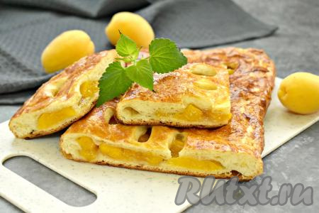 Ароматный, в меру сладкий пирог с сочными абрикосами к столу можно подавать и тёплым, и полностью остывшим, посыпав, по желанию, сахарной пудрой. Вот так достаточно просто можно приготовить воздушную, аппетитную выпечку из слоёного теста, которая понравится всей семье.