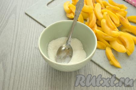 В маленькой миске смешиваем сахар и крахмал (я использовала кукурузный крахмал, но отлично подойдёт и картофельный крахмал).