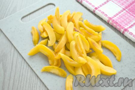 Половинки абрикосов нарезаем на дольки.