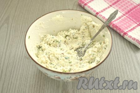 Если творожно-ореховая начинка для рулетиков получилась суховатой, можно добавить 0,5-1 чайную ложку сметаны и перемешать.