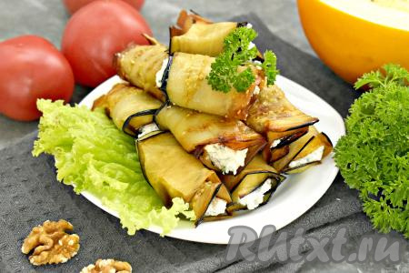 А затем вкусные, пикантные, аппетитные рулетики из баклажанов с нежной, ароматной начинкой из творога и грецких орехов выкладываем на тарелку и тёплыми или полностью остывшими подаём к повседневному или праздничному столу.