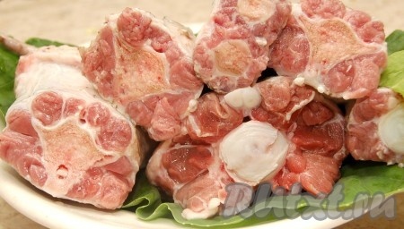 Сначала нужно отварить бычий хвост. 