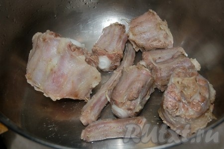 Довести холодную воду с бычьим хвостом до кипения, проварить 10 минут, затем выключить огонь, вытащить бычий хвост из кастрюли, переложить в другую кастрюлю.