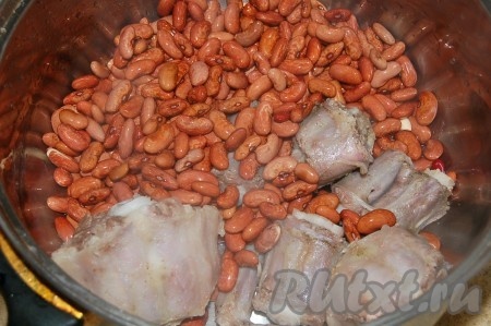 Добавить в кастрюлю с бычьим хвостом замоченную с вечера красную фасоль. Добавить 4 литра свежей холодной воды и поставить варить на 2 часа.