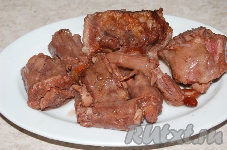 Через 2 часа вытащить кусочки бычьего хвоста из кастрюли (он слегка окрасится от фасоли в красный цвет). Отделить мясо от костей, и мясо опустить обратно в кастрюлю.